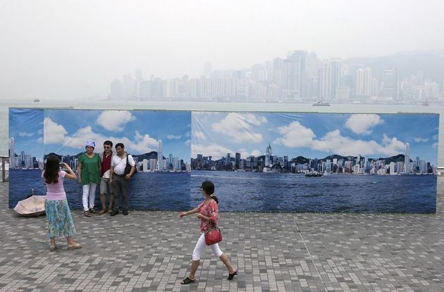 Don't let a little smog get in the way of your perfect vacation photo. Just bring your own backdrop! 😂